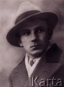 Przed wrześniem 1939, Polska.
Jan Kidoń-Gaba - aresztowany 11.04.1940 r. w Kokutkowch, gdzie był kierownikiem szkoły. Więziony w Charkowie, później zesłany do łagrów. 20 grudnia 1941 r. zwolniony, na początku 1942 r. zgłosił się do Armii Polskiej, aby 9 sierpnia 1942 r. opuścić ZSRR.  
Fot. NN, zbiory Ośrodka KARTA, kolekcja Jana Kidonia-Gaby [AW III/495]