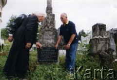 Lipiec 2003, Monasterzyska, Ukraina.
Umieszczenie tablicy upamiętniającej Klementynę Stefańską, zamordowaną przez UPA 7 lutego 1945 r.
Fot. NN, zbiory Ośrodka KARTA, kolekcja Stanisława Stefańskiego [AW III/511]