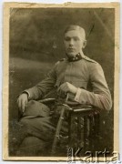 Druga dekada XX wieku, Rzeszów, Austro-Węgry.
Jan Witrzens - w latach 1914-1918 służył w armii austro-węgierskiej, był żołnierzem Armii gen. Hallera. Walczył w latach 1919-1921 w szeregach 144 pułku strzelców, ranny w bitwie warszawskiej 1920 r. Po wojnie służył w 71 pułku piechoty, od 1936 w Kierownictwie Zaopatrzenia Int. W 1939 r. walczył w obronie Lwowa. Więzień obozu w Starobielsku, rozstrzelany w Charkowie.
Fot. NN, zbiory Ośrodka KARTA, kolekcja Jana Witrzensa [AW III/558]