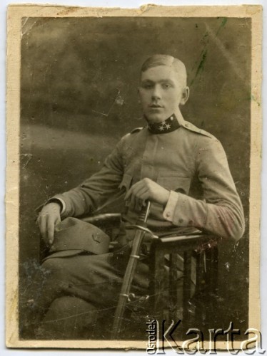 Druga dekada XX wieku, Rzeszów, Austro-Węgry.
Jan Witrzens - w latach 1914-1918 służył w armii austro-węgierskiej, był żołnierzem Armii gen. Hallera. Walczył w latach 1919-1921 w szeregach 144 pułku strzelców, ranny w bitwie warszawskiej 1920 r. Po wojnie służył w 71 pułku piechoty, od 1936 w Kierownictwie Zaopatrzenia Int. W 1939 r. walczył w obronie Lwowa. Więzień obozu w Starobielsku, rozstrzelany w Charkowie.
Fot. NN, zbiory Ośrodka KARTA, kolekcja Jana Witrzensa [AW III/558]
