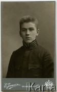 Pierwsza dekada XX wieku, Rzeszów, Austro-Węgry.
Jan Witrzens - w latach 1914-1918 służył w armii austro-węgierskiej, był żołnierzem Armii gen. Hallera. Walczył w latach 1919-1921 w szeregach 144 pułku strzelców, ranny w bitwie warszawskiej 1920 r. Po wojnie służył w 71 pułku piechoty, od 1936 w Kierownictwie Zaopatrzenia Int. W 1939 r. walczył w obronie Lwowa. Więzień obozu w Starobielsku, rozstrzelany w Charkowie.
Fot. NN, zbiory Ośrodka KARTA, kolekcja Jana Witrzensa [AW III/558]