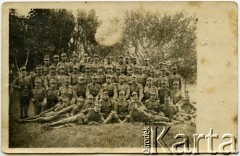 1916, brak miejsca.
Wśród żołnierzy Jan Witrzens - w latach 1914-1918 służył w armii austro-węgierskiej, był żołnierzem Armii gen. Hallera. Walczył w latach 1919-1921 w szeregach 144 pułku strzelców, ranny w bitwie warszawskiej 1920 r. Po wojnie służył w 71 pułku piechoty, od 1936 w Kierownictwie Zaopatrzenia Int. W 1939 r. walczył w obronie Lwowa. Więzień obozu w Starobielsku, rozstrzelany w Charkowie.
Fot. NN, zbiory Ośrodka KARTA, kolekcja Jana Witrzensa [AW III/558]