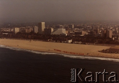 Ok. 1981, prawdopodobnie USA.
Akcja wsparcia Solidarności. Nad plażą rozwieszono banner: 