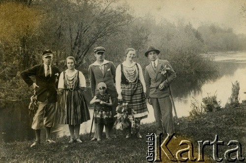 1918-1939, Polska.
Józef Meryng z nieznaną grupą osób.
Fot. NN, zbiory Ośrodka KARTA, kolekcja Marii Meryng [AW III/600]