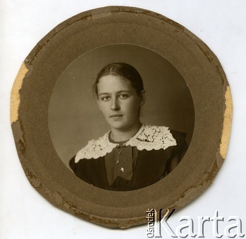 1915-1917, Warszawa.
Emilia Kobylańska - uczennica gimnazjum Haliny Gepnerówny.
Fot. NN, zbiory Ośrodka KARTA, kolekcja Emilii Kobylańskiej [AW III/620]