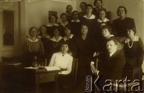 1913-1915, Klarysew k. Konstancina.
Nauczyciele i uczennice pensji p. Pawlickiej.
Fot. NN, zbiory Ośrodka KARTA, kolekcja Emilii Kobylańskiej [AW III/620]