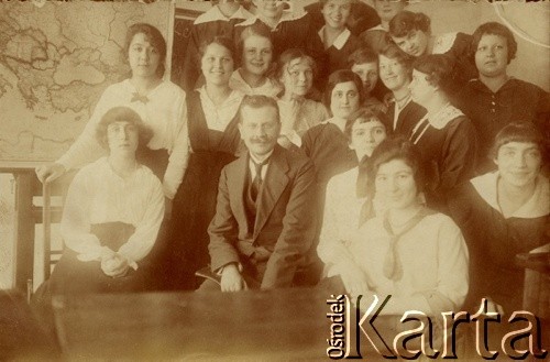 1913-1915, Klarysew k. Konstancina.
Nauczyciele i uczennice pensji p. Pawlickiej.
Fot. NN, zbiory Ośrodka KARTA, kolekcja Emilii Kobylańskiej [AW III/620]