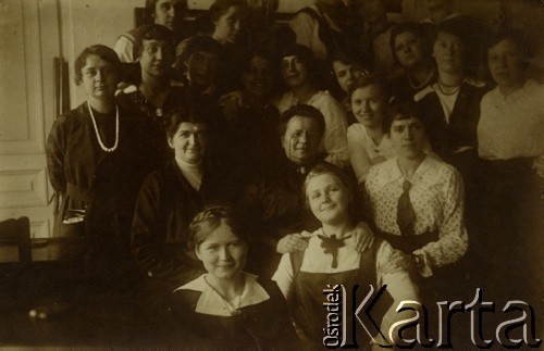 1913-1915, Klarysew k. Konstancina.
Nauczyciele i uczennice pensji p. Pawlickiej.
Fot. NN, zbiory Ośrodka KARTA, kolekcja Emilii Kobylańskiej [AW III/620]