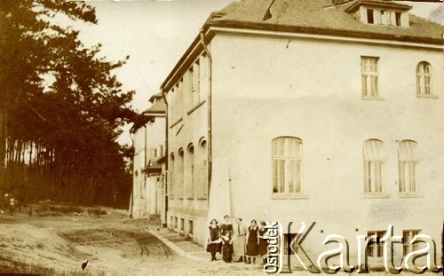 1914, Klarysew k. Konstancina.
Dziewczęta z pensji p. Pawlickiej.
Fot. NN, zbiory Ośrodka KARTA, kolekcja Emilii Kobylańskiej [AW III/620]