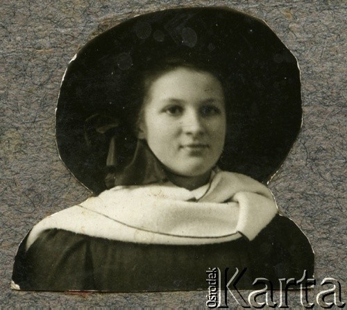 1914, Klarysew k. Konstancina.
Uczennica pensji p. Pawlickiej.
Fot. NN, zbiory Ośrodka KARTA, kolekcja Emilii Kobylańskiej [AW III/620]