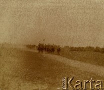1920, Głębokie-Dzisna, woj. Wileńszczyzna.
Oddział ułanów z IV Brygady Jazdy.
Fot. NN, zbiory Ośrodka KARTA, kolekcja Emilii Kobylańskiej [AW III/620]