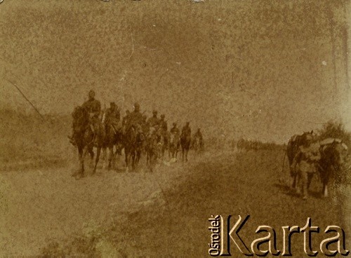 1920, Głębokie-Dzisna, Wileńszczyzna.
Oddział ułanów z IV Brygady Jazdy.
Fot. NN, zbiory Ośrodka KARTA, kolekcja Emilii Kobylańskiej [AW III/620]