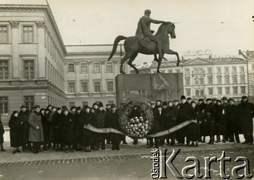 31.01.1937, Warszawa, Polska.
Uczestnicy zjazdu koleżeńskiego Wyższej Szkoły Ogrodniczej (W.S.O.) przed Pałacem Saskim, z wieńcem dla Nieznanego Żołnierza. Za nimi pomnik ks. Józefa Poniatowskiego.
Fot. W. Złakowski, zbiory Ośrodka KARTA, kolekcja Emilii Kobylańskiej [AW III/620]