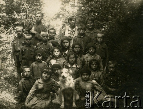 1930, Kukiełki koło Wołkowyska, woj. białostockie, Polska.
Drużyna harcerska.
Fot. NN, zbiory Ośrodka KARTA, kolekcja Eugenii Gisterowej [AW III/630]