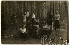 Lipiec 1925, Kaszczówka, woj. białostockie, Polska.
Kuchnia polowa w lesie.
Fot. NN, zbiory Ośrodka KARTA, kolekcja Eugenii Gisterowej [AW III/630]