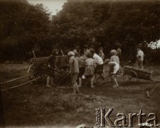 Lata 30., Polska.
Harcerze pracują w lesie.
Fot. NN, zbiory Ośrodka KARTA, kolekcja Eugenii Gisterowej [AW III/630]