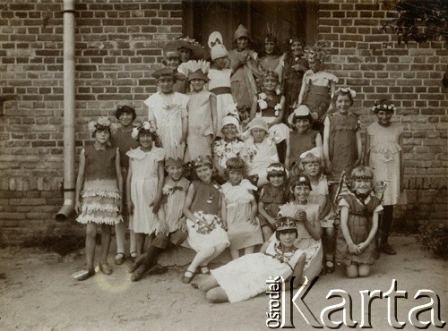 1930, Strubnica, k. Wołkowyska, woj. białostockie, Polska.
Uczniowie szkoły powszechnej, którzy brali udział w teatrzyku szkolnym.
Fot. NN, zbiory Ośrodka KARTA, kolekcja Eugenii Gisterowej [AW III/630]