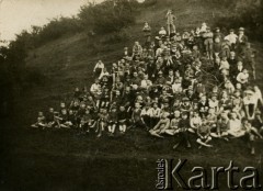 Lata 30., Grodzieńszczyzna, Polska.
Uczniowie szkoły powszechnej.
Fot. NN, zbiory Ośrodka KARTA, kolekcja Eugenii Gisterowej [AW III/630]