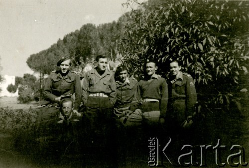 1945-1946, Matino, Włochy.
Żołnierze 5 Wileńskiego Pułku Artylerii Lekkiej, pierwszy z lewej Zbigniew Jackowski. 
Fot. NN, zbiory Ośrodka KARTA, Pogotowie Archiwalne [PAF_042], przekazał Zbigniew Jackowski