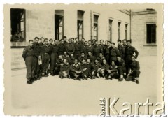 15.05.1945, Matino, Włochy.
Żołnierze 5 Wileńskiego Pułku Artylerii Lekkiej w czasie kursów maturalnych.
Fot. NN, zbiory Ośrodka KARTA, Pogotowie Archiwalne [PAF_042], przekazał Zbigniew Jackowski