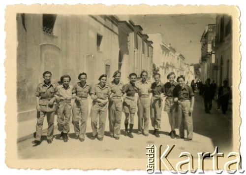 Czerwiec 1946, Matino, Włochy.
Żołnierze 5 Wileńskiego Pułku Artylerii Lekkiej w czasie kursów maturalnych, drugi z prawej Zbigniew Jackowski.
Fot. NN, zbiory Ośrodka KARTA, Pogotowie Archiwalne [PAF_042], przekazał Zbigniew Jackowski