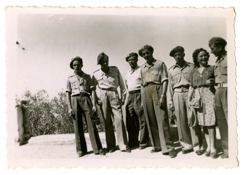 20.07.1946, Sorrento, Włochy.
Żołnierze 5 Wileńskiego Pułku Artylerii Lekkiej, pierwszy od lewej Zbigniew Jackowski, w środku kapral Andrzej Nemś.
Fot. NN, zbiory Ośrodka KARTA, Pogotowie Archiwalne [PAF_042], przekazał Zbigniew Jackowski