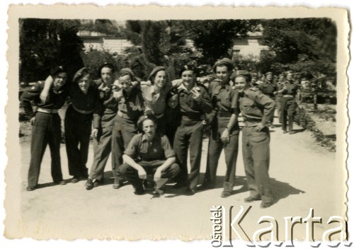 Maj 1945, Lecce, Włochy.
Żołnierze 5 Wileńskiego Pułku Artylerii Lekkiej w czasie kursów maturalnych, pierwszy z lewej Zbigniew Jackowski.
Fot. NN, zbiory Ośrodka KARTA, Pogotowie Archiwalne [PAF_042], przekazał Zbigniew Jackowski