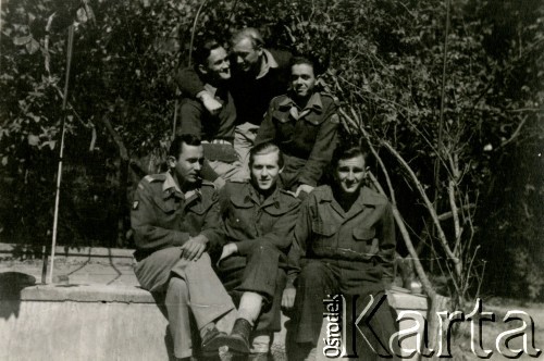 1945-1946, Lecce, Włochy.
Żołnierze 5 Wileńskiego Pułku Artylerii Lekkiej w czasie kursów maturalnych, w środku Zbigniew Jackowski.
Fot. NN, zbiory Ośrodka KARTA, Pogotowie Archiwalne [PAF_042], przekazał Zbigniew Jackowski