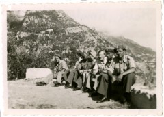 20.07.1946, Amalfi, Włochy.
Żołnierze 5 Wileńskiego Pułku Artylerii Lekkiej, drugi od lewej Zbigniew Jackowski, pierwszy z prawej kapral Andrzej Nemś.
Fot. NN, zbiory Ośrodka KARTA, Pogotowie Archiwalne [PAF_042], przekazał Zbigniew Jackowski