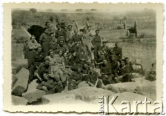 1944, Pompei, Włochy.
Żołnierze 5 Wileńskiego Pułku Artylerii Lekkiej.
Fot. NN, zbiory Ośrodka KARTA, Pogotowie Archiwalne [PAF_042], przekazał Zbigniew Jackowski