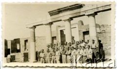 20.07.1946, Pompei, Włochy.
Żołnierze 5 Wileńskiego Pułku Artylerii Lekkiej.
Fot. NN, zbiory Ośrodka KARTA, Pogotowie Archiwalne [PAF_042], przekazał Zbigniew Jackowski