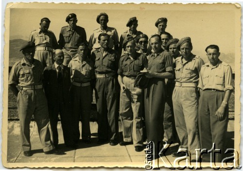 8.08.1946, Republika San Marino.
VI Bateria 5 Wileńskiego Pułku Artylerii Lekkiej, czwarty od prawej w pierwszym rzędzie Zbigniew Jackowski.
Fot. NN, zbiory Ośrodka KARTA, Pogotowie Archiwalne [PAF_042], przekazał Zbigniew Jackowski