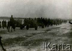 1941, Tatiszczewo, ZSRR.
Formowanie Polskich Sił Zbrojnych w ZSRR gen. Władysława Andersa. Przemarsz kolumny żołnierzy.
Fot. NN, zbiory Ośrodka KARTA, Pogotowie Archiwalne [PAF_042], przekazał Zbigniew Jackowski