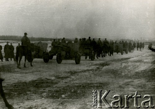 1941, Tatiszczewo, ZSRR.
Formowanie Polskich Sił Zbrojnych w ZSRR gen. Władysława Andersa. Przemarsz kolumny żołnierzy.
Fot. NN, zbiory Ośrodka KARTA, Pogotowie Archiwalne [PAF_042], przekazał Zbigniew Jackowski