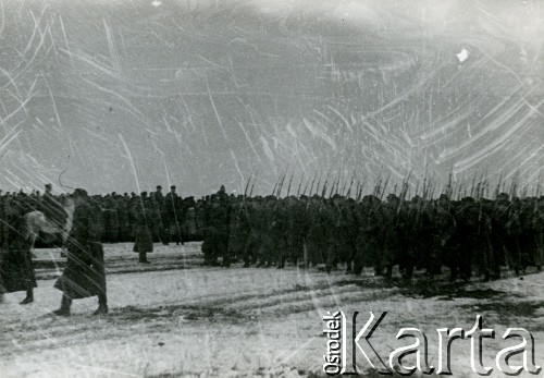 1941, Tatiszczewo, ZSRR.
Formowanie Polskich Sił Zbrojnych w ZSRR gen. Władysława Andersa. Przemarsz kolumny żołnierzy.
Fot. NN, zbiory Ośrodka KARTA, Pogotowie Archiwalne [PAF_042], przekazał Zbigniew Jackowski