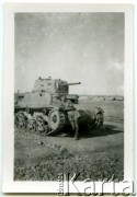 1942, Irak.
Żołnierz 5 Wileńskiego Pułku Artylerii Lekkiej przy czołgu.
Fot. NN, zbiory Ośrodka KARTA, Pogotowie Archiwalne [PAF_042], przekazał Zbigniew Jackowski