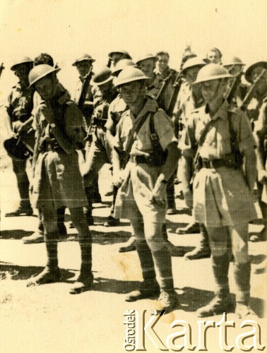 1943, Irak.
Wizyta Naczelnego Wodza Polskich Sił Zbrojnych generała Władysława Sikorskiego. Kadeci Szkoły Podchorążych Artylerii Lekkiej.
Fot. NN, zbiory Ośrodka KARTA, Pogotowie Archiwalne [PAF_042], przekazał Zbigniew Jackowski