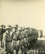 1943, Irak.
Wizyta Naczelnego Wodza Polskich Sił Zbrojnych generała Władysława Sikorskiego. Kadeci Szkoły Podchorążych Artylerii Lekkiej.
Fot. NN, zbiory Ośrodka KARTA, Pogotowie Archiwalne [PAF_042], przekazał Zbigniew Jackowski