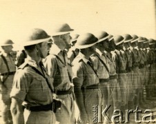 1943, Irak.
Wizyta Naczelnego Wodza Polskich Sił Zbrojnych generała Władysława Sikorskiego. Kadeci Szkoły Podchorążych Artylerii Lekkiej.
Fot. NN, zbiory Ośrodka KARTA, Pogotowie Archiwalne [PAF_042], przekazał Zbigniew Jackowski