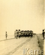 1943, Irak.
Wizyta Naczelnego Wodza Polskich Sił Zbrojnych generała Władysława Sikorskiego. Przemarsz kadetów Szkoły Podchorążych Artylerii Lekkiej.
Fot. NN, zbiory Ośrodka KARTA, Pogotowie Archiwalne [PAF_042], przekazał Zbigniew Jackowski