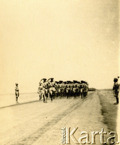 1943, Irak.
Wizyta Naczelnego Wodza Polskich Sił Zbrojnych generała Władysława Sikorskiego. Przemarsz kadetów Szkoły Podchorążych Artylerii Lekkiej.
Fot. NN, zbiory Ośrodka KARTA, Pogotowie Archiwalne [PAF_042], przekazał Zbigniew Jackowski