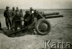 1942, Irak.
Żołnierze 5 Wileńskiego Pułku Artylerii Lekkiej.
Fot. NN, zbiory Ośrodka KARTA, Pogotowie Archiwalne [PAF_042], przekazał Zbigniew Jackowski