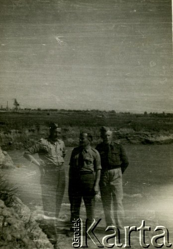 1943, Irak.
Żołnierze 5 Wileńskiego Pułku Artylerii Lekkiej.
Fot. NN, zbiory Ośrodka KARTA, Pogotowie Archiwalne [PAF_042], przekazał Zbigniew Jackowski