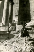 1943, Baalbek, Liban.
Żołnierzye przy Świątyni Jupitera.
Fot. NN, zbiory Ośrodka KARTA, Pogotowie Archiwalne [PAF_042], przekazał Zbigniew Jackowski