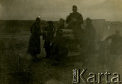 1942, Irak.
Żołnierze 5 Wileńskiego Pułku Artylerii Lekkiej, Zbigniew Jackowski siedzi na dziale.
Fot. NN, zbiory Ośrodka KARTA, Pogotowie Archiwalne [PAF_042], przekazał Zbigniew Jackowski