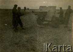 1942, Irak.
Żołnierze 5 Wileńskiego Pułku Artylerii Lekkiej czyszczą działo.
Fot. NN, zbiory Ośrodka KARTA, Pogotowie Archiwalne [PAF_042], przekazał Zbigniew Jackowski