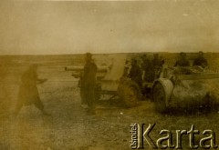 1942, Irak.
Żołnierze 5 Wileńskiego Pułku Artylerii Lekkiej czyszczą działo.
Fot. NN, zbiory Ośrodka KARTA, Pogotowie Archiwalne [PAF_042], przekazał Zbigniew Jackowski