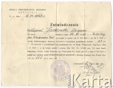 6.06.1943, brak miejsca.
Zaświadczenie informujące o ukończeniu Szkoły Podoficerskiej Rezerwy Artylerii przez kaprala Zbigniewa Jackowskiego oraz o nadaniu mu stopnia podchorążego rezerwy. Na dokumencie złożył podpis komendant Szkoły Podchorążych Rezerwy Artylerii major Marian Czyż.
Fot. NN, zbiory Ośrodka KARTA, Pogotowie Archiwalne [PAF_042], przekazał Zbigniew Jackowski