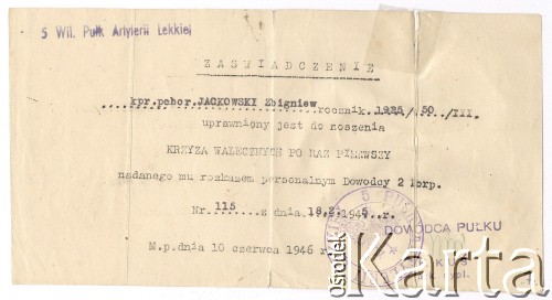 10.06.1946, brak miejsca.
Zaświadczenie ppor Zbigniewa Jackowskiego (5 Wileński Pułk Artylerii Lekkiej) upoważniające do noszenia Krzyża Walecznych. Na dokumencie złożył podpis dowódca 5 Wileńskiego Pułku Artylerii Lekkiej pułkownik Kazimierz Kuś.
Fot. NN, zbiory Ośrodka KARTA, Pogotowie Archiwalne [PAF_042], przekazał Zbigniew Jackowski