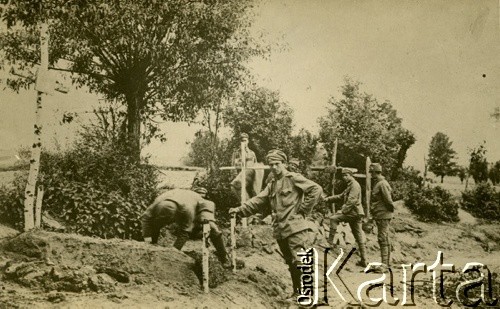 Maj 1915, Konary.
Kopanie grobów poległych w bitwie pod Konarami. Bitwa została stoczona w dniach 16-23 maja 1915 pomiędzy wojskami austro-węgierskimi a rosyjskimi. W skład sił austro-węgierskich wchodziła I Brygada Legionów Polskich pod dowództwem brygadiera Józefa Piłsudskiego.
Fot. NN, zbiory Ośrodka KARTA, kolekcja Tadeusza Tomaszewskiego [AW III/640]